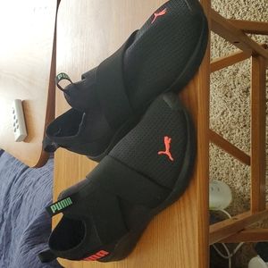 Black puma light tennis shoes sneakers